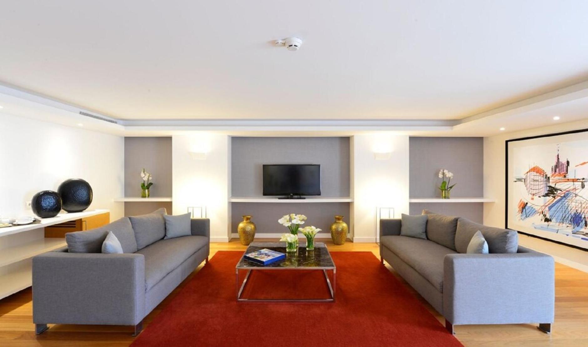 ホテル ペスターナ シダデラ カスカイス ポサーダ ＆ アート ディストリクト エクステリア 写真 A living room in a suite at the Mandarin Oriental, Munich